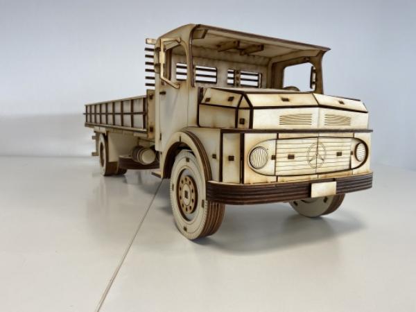 MB L-1113 LKW als 3D Großmodel - Frontansicht rechts